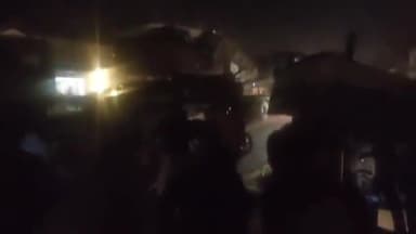 करछना के भडेवरा बाजार में हुआ भयानक एक्सीडेंट भडे़वरा बाजार में सब्जी मंडी में दुकानें लगी थी जिसमें अनियंत्रित ट्रैक्ट