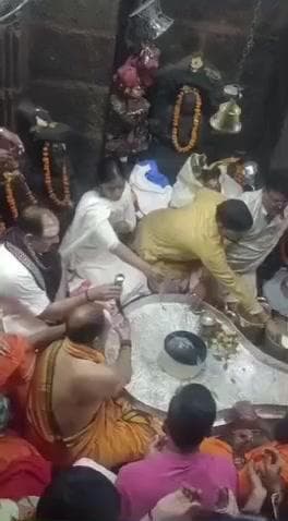 सहसपुर लोहारा: अंतर्राष्ट्रीय कथा वाचक पं. प्रदीप मिश्रा ने प्रसिद्ध भोरमदेव मंदिर में पूजा-अर्चना की, लिया आशीर्वाद