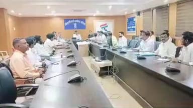 वाशिम: नगर पालिका निवडणुकीच्या पार्श्वभूमीवर जिल्ह्यातील विविध पक्षांची नियोजन भवन येथे जिल्हाधिकारी यांनी घेतली बैठक