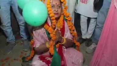 फेनहारा: मधुबन विधानसभा से राजद प्रत्याशी को इजोरबारा में समर्थकों ने लड्डू से तौलकर किया सम्मानित, उमड़ी समर्थकों की भीड़