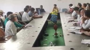 ठाकुरगंगटी: ठाकुर गंगटी प्रखंड सभागार में बीडीओ ने 'सरकार आपके द्वारा' शिविर को लेकर कर्मियों के साथ की बैठक