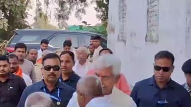 मुहम्मदाबाद: गाजीपुर में अपने पैतृक घर पहुंचे जम्मू-कश्मीर के उपराज्यपाल मनोज सिन्हा, कॉलेज के नवनिर्मित भवन का किया निरीक्षण