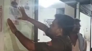 कैंपियरगंज: शनिचरैया बाजार में पुलिस ने वांछित अभियुक्तों की तलाश में अपराधियों के फोटो सार्वजनिक स्थान पर चस्पा किए