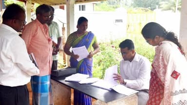 கல்வராயன் மலை: மாவடிப்பட்டு உள்ளிட்ட பல்வேறு கிராமங்களில் தீவிர வாக்காளர் திருத்த பணிக்கான படிவங்கள் வழங்கும் பணியை ஆய்வு செய்த மாவட்ட ஆட்சியர்