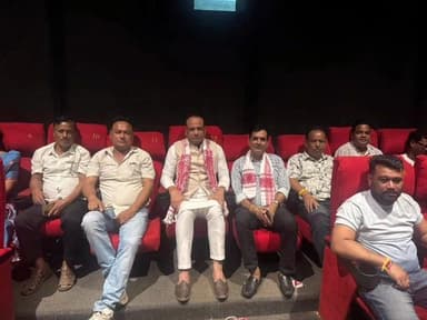 পলাশবাৰী: পলাশবাৰীৰ বিজয়নগৰত ৰৈ ৰৈ বিনালে ছবি চাবলৈ উপস্থিত বিধায়ক হেমাংগ ঠাকুৰীয়া