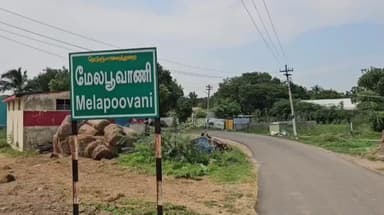 ஸ்ரீவைகுண்டம்: குளத்திற்கு நீர் வரும் ஓடை பாதை ஆக்கிரப்பு கண்டித்து மேல பூவானில் கிராம மக்கள் ஓடையில் இறங்கி போராட்டம்