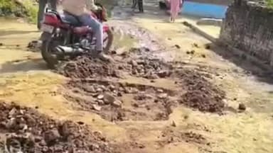 महरौनी: सिलावन में युवाओं ने श्रमदान कर सड़क मरम्मत कार्य किया