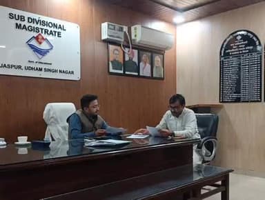 जसपुर: भाजपा जिला अध्यक्ष मनोज पाल ने पतरामपुर रोड स्थित एसडीएम कार्यालय में एसडीएम से की मुलाकात