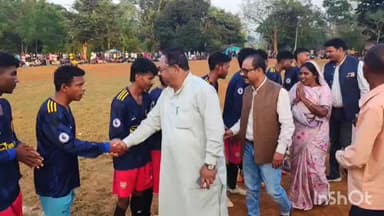 लुण्ड्रा: सरगुजा जिले के लुंड्रा विकासखंड अंतर्गत ग्राम पंचायत करौली के मानखेड़ा मैदान में आयोजित हुआ फुटबॉल मैच