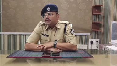 दमयंती नगर: पुलिस अधीक्षक श्रुतकीर्ति सोमवंशी ने 5 मामलों में फरार आरोपियों पर ₹11,500 का इनाम घोषित किया