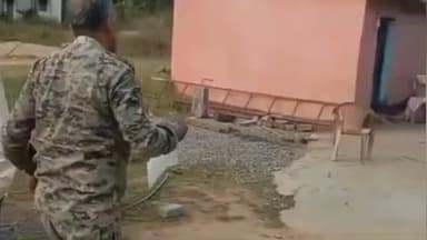 रायडीह: रायडीह पुलिस ने मवेशी तस्करी के फरार अभियुक्त के घर चिपकाया इश्तिहार, आत्मसमर्पण की चेतावनी दी