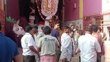 হবিবপুর: ঢাকের তালে রথের মতো টেনে নিয়ে যাওয়া হল ৪২ ফুট মা কালীকে — বুলবুলচন্ডীতে ঐতিহ্যবাহী নিরঞ্জন