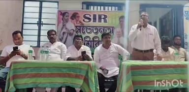 উলুবেড়িয়া ১: হাওড়ার উলুবেরিয়া পৌরসভার ২৭ নম্বর ওয়ার্ডের এস আই আর সংক্রান্ত বিষয় নিয়ে সহায়তা শিবির উপস্থিত চেয়ারম্যান ভাইস চেয