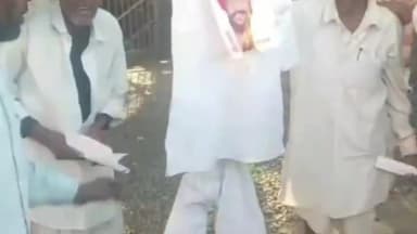 गंगधार: सिलेहगढ़ में बीमा राशि दिलाने की मांग को लेकर किसानों ने प्रभारी मंत्री का जलाया पुतला