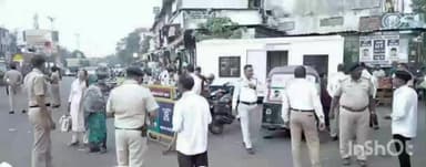 नाशिक: नाशिक शहर वाहतुकीच्या पोलिसांच्या कारवाईचा रिक्षा चालकांनी घेतला धसका रिक्षा चालक आता नियमांचे करू लागले काटेकोरपणे पालन