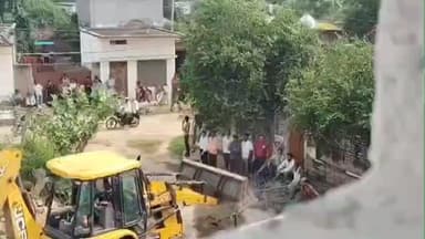 टेहरोली: सुहागपुरा में बिना नोटिस के प्रशासन का बुलडोजर चला, अधिकारियों पर पीड़ित ने लगाए आरोप