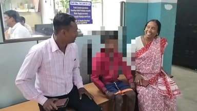 আউশগ্রাম ১: হারিয়ে যাওয়া ভিনরাজ্যের কিশোরকে পরিবারের হাতে তুলে দিল গুসকরা ফাঁড়ির পুলিশ