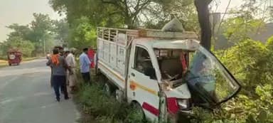 सिकंदरपुर: रामपुर कटराई चट्टी के समीप कुत्ता को बचाने के प्रयास में पिकअप पेड़ से टकराया