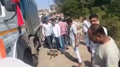 शिरपूर: डंपरच्या धडकेत दुचाकीचे तुकडे, चालक गंभीर जखमी,शहरातील गुजराती कॉम्प्लेक्स जवळ झाला अपघात