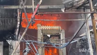 തിരൂര്: കോട്ടക്കൽ ടൗണിലെ വ്യാപാര സ്ഥാപനത്തിൽ വൻ തീപിടുത്തം, കട പൂർണ്ണമായും കത്തി നശിച്ചു