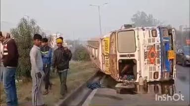 गढ़मुक्तेश्वर: नेशनल हाईवे 9 पर गांव अल्लाहबख्शपुर के पास केमिकल से भरा टैंकर अनियंत्रित होकर पलटा, चालक गंभीर रूप से घायल