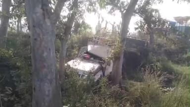 लहरपुर: लहरपुर कोतवाली क्षेत्र के अंतर्गत भदफर मार्ग पर पावर हाउस के सामने तेज रफ्तार पिकअप मोड़ पर अनियंत्रित होकर पलटी