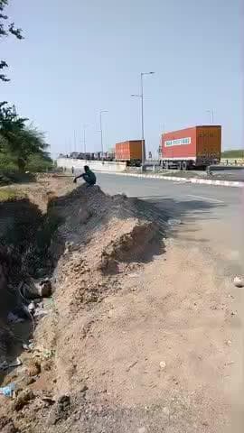 Aravali hotel ke samne bahut rafeat Balaji ke samne cal aate Hain Laga truckon ka jaam