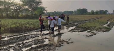 मऊरानीपुर: नसबंदी के बाद चारपाई बनी एंबुलेंस, मगरवारा के खिरक मंजूवारा की शर्मनाक तस्वीर