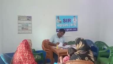 মুরারই ১: তৃণমূলের পক্ষ থেকে খোলা হয়েছে সহায়তা কেন্দ্র, ফর্ম পূরণ করে দেয়া হচ্ছে সাধারণ ভোটারদের