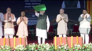 माननीय प्रधानमंत्री श्री @narendramodi जी ने 4 नई #VandeBharatExpress ट्रेनों को हरी झंडी दिखाकर रवाना किया।
#विकसित_बनारस