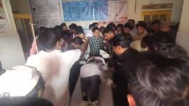 बुढ़ाना: कस्बे के डीएवी डिग्री कॉलेज के छात्र उज्जवल ने प्रिंसिपल की फीस की प्रताड़ना से पेट्रोल डालकर लगाई आग, मच गया हड़कंप