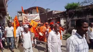 ಕನ್ಹೇರಿ ಶ್ರೀಗಳಿಗೆ ಜಿಲ್ಲಾ ಪ್ರವೇಶ ನಿರ್ಬಂಧ ವಿರೋಧಿಸಿ ಬನಹಟ್ಟಿಯಲ್ಲಿ ಬೃಹತ್ ಪ್ರತಿಭಟನೆ: ತೇರದಾಳ ಮತಕ್ಷೇತ್ರದ ಮುಖಂಡರು, ಮಹಿಳೆಯರು ಭಾಗಿ