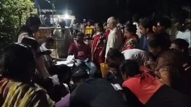 কালনা ২: সরকারি নির্দেশ অমান্য করে জিউধারা রাস্তার ধারে SIR ফর্ম বিলি, বিতর্কে তৃণমূল বুথ সভাপতি ও BLO