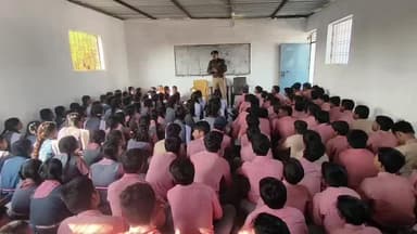 🌸 “मुस्कान का मंत्र: परिवार, सुरक्षा और संवेदनशीलता”
ढीमरखेड़ा पुलिस का अनोखा प्रयास — बच्चों के चेहरों पर लौटाई आत्मव