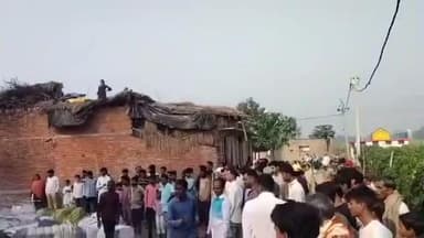 महोली: देवई गांव में अज्ञात कारणों से रजाई बनाने के कारखाने में लगी भीषण आग, लाखों का सामान जलकर हुआ खाक