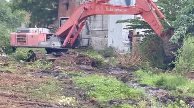 புதியம்புத்தூரில் நீர்வரத்து கால்வாய் தூர் வாரும் பணி தீவிரம்