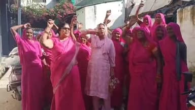 चरखारी: चरखारी तहसील के बम्होरी बेलदारन में गुलाबी गैंग ने वोट चोरी के मुद्दे पर शुरू किया जनजागरण अभियान