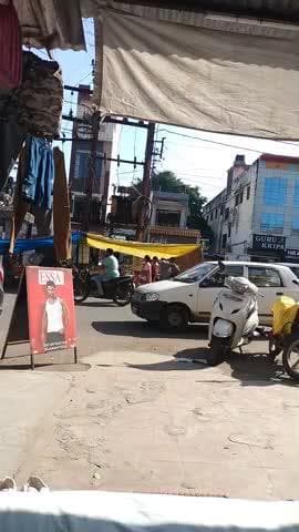 यह है मंदसौर की यातायात व्यवस्था देख लो रोड के दोनों साइड फोर व्हीलर लगी हुई है ट्रैफिक पुलिस भी नही है #publicnews