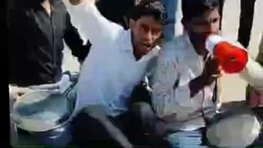 पीपलदा: राजकीय महाविद्यालय इटावा के छात्र अपनी विभिन्न मांगों को लेकर अंबेडकर सर्किल पर बैठे अनिश्चितकालीन धरने पर