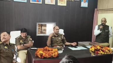 लहरपुर: लहरपुर कोतवाली प्रभारी विजयेंद्र सिंह का स्थानांतरण, भावभीनी विदाई दी गई, नवागत कोतवाली प्रभारी ने संभाला कार्यभार