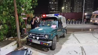 திருவொற்றியூர்: திருவொற்றியூர் எல்லையம்மன் கோயில் அருகே டாஸ்மாக் கடை முன் கண்டைனர் லாரி ஏறி இறங்கியதில் உயிரிழந்த நபரின் பிரேதத்தை எடுக்க போலீசாரிடம் போட்டா போட்டி