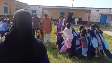 सीहोर: मुंडला खुर्द में सांसद खेल महोत्सव के तहत प्रतियोगिता आयोजित, जन प्रतिनिधि रहे मौजूद, पुरस्कार बांटे