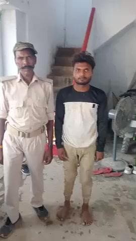 पुपरी: एसएसबी जवान ने भारत-नेपाल सीमा पर 600 बोतल शराब के साथ एक तस्कर को गिरफ्तार कर मध निषेध थाना पुपरी को सौंपा