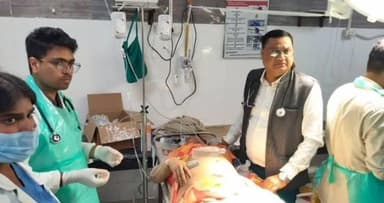 सैफई: डंपर की टक्कर से बाइक सवार दंपती घायल, पत्नी के दोनों पैर कट गए