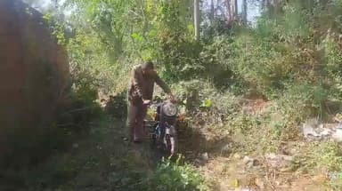 झांसी: मरघटे के पास दो बुलेट सवार युवक खाई में गिरे, एक युवक गंभीर रूप से घायल, पुलिस ने पहुंचाया अस्पताल