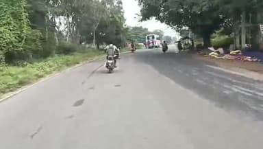 போச்சம்பள்ளி: போச்சம்பள்ளியில் பேருந்தில் ஆபத்தான முறையில் பள்ளிக்கு வரும் அரசு பள்ளி மாணவர்கள்