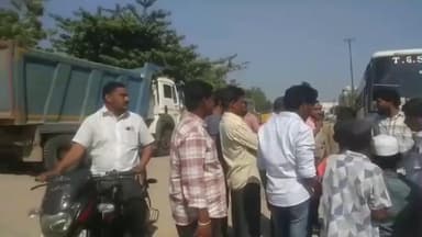 జుక్కల్: నసుర్లబాదులో నిజామాబాద్ నుంచి బాన్సువాడకు వెళ్తున్న కారును, వెనుక నుంచి బస్సు ఢీ కొంది, ఎవరికి ఇలాంటి ప్రమాదం జరగలేదు