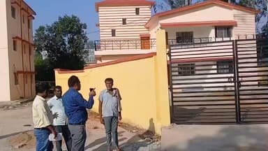 टुंडी: टुंडी प्रखंड कार्यालय परिसर में नवनिर्मित आवास का बीडीओ ने किया निरीक्षण
