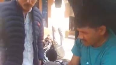 सेमरिया चौराहा: खराब फल का विरोध करने पर फल ठेला वाले ने ग्राहक को पीटा, पुलिस ने कराया मेडिकल