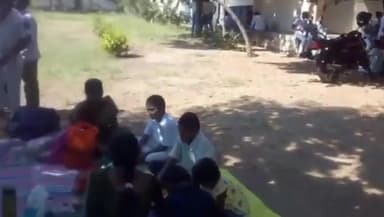 జుక్కల్: మద్నూర్ లో తెలంగాణ బాలుర గురుకుల విద్యాలయంలో, రెండవ శనివారం కావడంతో, విద్యార్థులకు కలిసే అవకాశం ఉండడం తల్లిదండ్రుల సందడి